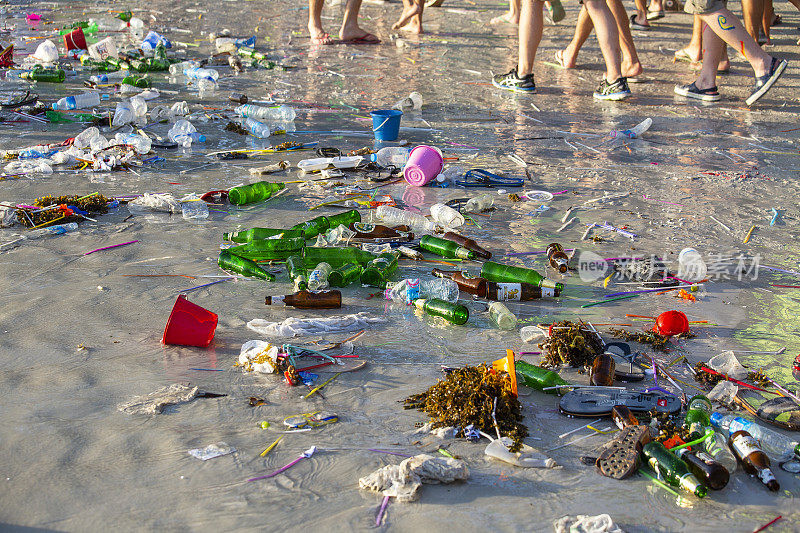 在泰国帕岸岛满月派对后，Haad Rin海滩海水污染的后果